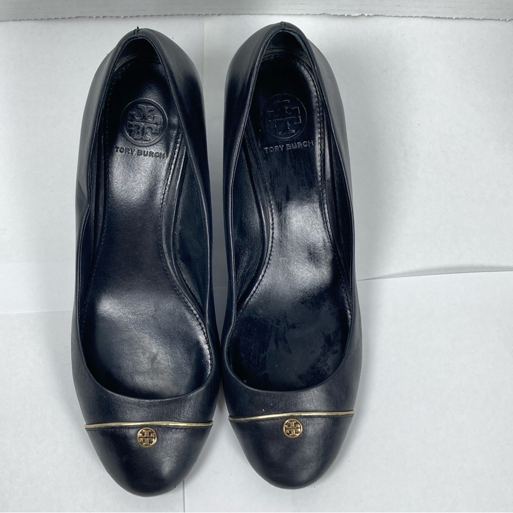 Tory Burch Women's Black Leather Cap Toe Wedge Pumps Gold Logo Tory Size 7.5M - Picture 2 of 11